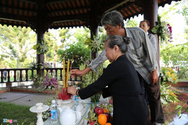 Cụ bà nghẹn ngào mang ảnh chụp cùng nguyên Thủ tướng Phan Văn Khải đến viếng