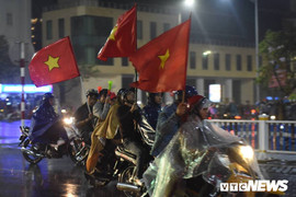 Tuyển Việt Nam hoà đáng tiếc, cổ động viên Huế vẫn đội mưa lũ đi 'bão'