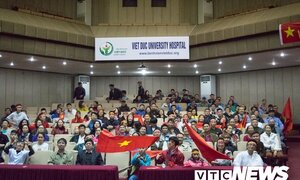 Cổ vũ U23 Việt Nam: Cảnh xem bóng đá đặc biệt ở hội trường bệnh viện
