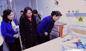 Chủ tịch Quốc hội và Bộ trưởng Y tế trao quà tết cho bệnh nhi ung thư máu