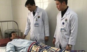 Bệnh nhân tắc ruột do bã thức ăn được phẫu thuật nội soi cứu sống