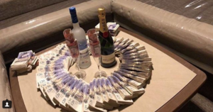 Con nhà giàu Anh nghỉ lễ bằng chuyên cơ riêng, mua hàng hiệu như đi chợ