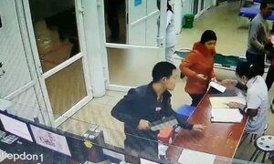 Cầm dao phay đe dọa bác sĩ vì không được tháo đốt ngón tay