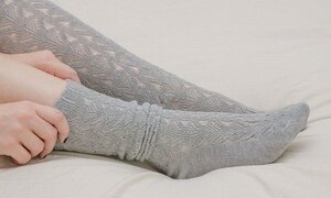 Mang tất khi ngủ giúp đời sống tình dục viên mãn?