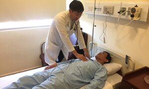 Nhậu xong, dùng tăm xỉa răng, người đàn ông thủng ruột non và tuyến tụy