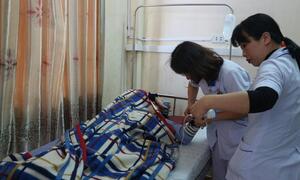 Đang cấp cứu cho bệnh nhân, bác sĩ ở Hà Tĩnh bị đánh trọng thương