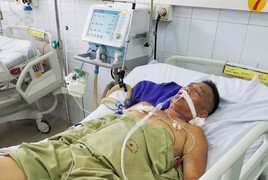 Người đàn ông đang ngồi chơi đột nhiên cứng đờ, cấm khẩu