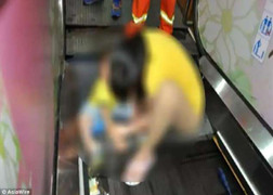 Chạy chơi rồi té ngã, cậu bé bị kẹt 'vùng kín' trong thang cuốn