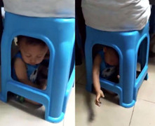 Mẹ ác nhốt con dưới gầm ghế, ngồi lên trên để chơi mạt chược