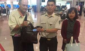 Khách nước ngoài bỏ quên hơn 17.000 USD ở sân bay Tân Sơn Nhất