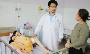 Rớt nước mắt nữ sinh lần đầu tự đi, sau 16 năm trên lưng mẹ