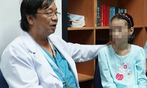 Bé gái nửa năm không thể ăn uống, đi vệ sinh