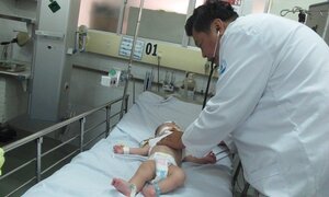 Nhầm lẫn nguy hại giữa sốt cao co giật và co giật vì viêm màng não