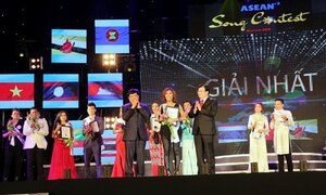 Phó Thủ tướng Trịnh Đình Dũng trao giải Cuộc thi tiếng hát ASEAN 2017