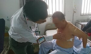 Côn đồ xông vào phòng cấp cứu hành hung bệnh nhân