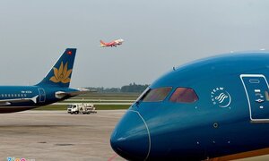 Đại lý vé máy bay 'hét' giá, giục khách mua sớm