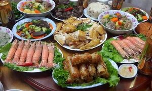 Chắt chiu từng đồng nhưng chị em sẵn sàng 'xuống tiền' mâm cỗ cúng cô hồn 5 triệu đồng