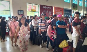 Muôn nẻo khổ vì hàng không hủy chuyến