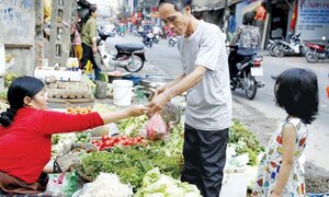 Tăng thuế VAT 12%: 'Bộ Tài chính nói không ảnh hưởng người nghèo là vòng vo, lập lờ'