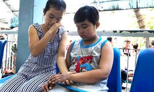 Cha mẹ nghèo bất lực nhìn con nhỏ mất dần trí nhớ vì ung thư máu