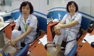 Hạ thi đua bác sĩ Viện Mắt ngồi gác chân lên ghế nói chuyện với người nhà bệnh nhân