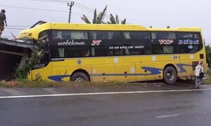 Xe khách đâm vào nhà dân, hành khách hoảng loạn kêu cứu