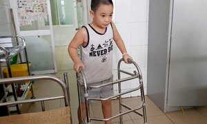 Bệnh lạ: Bé 8 tuổi ở Hà Nội hễ ngóc đầu là bất tỉnh
