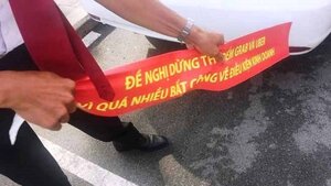 Bộ Công thương vào cuộc vụ Vinasun dán khẩu hiệu tố Uber, Grab