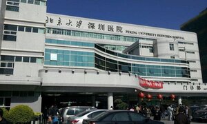 Thai nhi đạp rách tử cung mẹ, thò chân ra ngoài túi ối