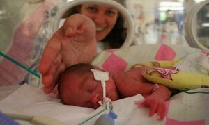 Bé gái sơ sinh nặng 0,6 kg: 10 năm sống sót thần kỳ
