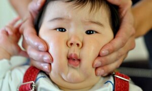 Tội nghiệp như trẻ thành thị: Béo phì, mập ú, cha mẹ vẫn nhồi ăn