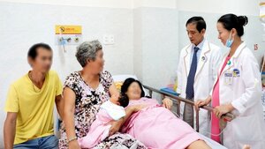 Phẫu thuật cứu sống hai mẹ con sản phụ bị bệnh hiếm gặp