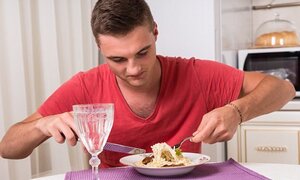 Nguy hại không ngờ khi thường xuyên ăn cơm một mình