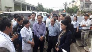 Bộ trưởng Nguyễn Thị Kim Tiến thị sát công tác phòng chống dịch bệnh sau bão 12 tại Khánh Hòa