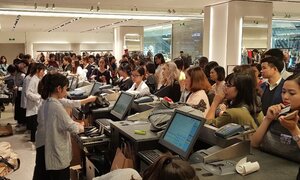 Zara Hà Nội đông khách đến khuya trong đêm đầu giảm giá 25%