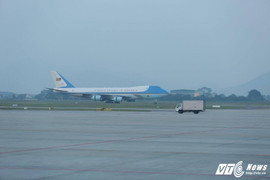 Chuyên cơ Air Force One chở Tổng thống Donald Trump vừa hạ cánh xuống Nội Bài
