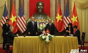 Tổng thống Donald Trump, Chủ tịch nước Trần Đại Quang chứng kiến ký kết nhiều văn kiện tỷ USD tại Hà Nội