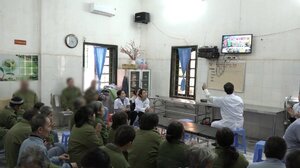 Buổi karaoke tùy hứng của những bệnh nhân tâm thần