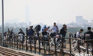 Nô nức đi xem gỡ bom: Sự hoang dã, mông muội đang trở lại