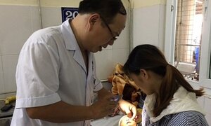 Bé 15 tháng tuổi loét giác mạc vì bà nhỏ nước chanh vào mắt để chữa ghèn trắng