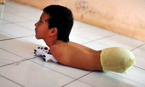 Cậu bé nghị lực không chân, không tay, chỉ dùng đầu để làm mọi việc