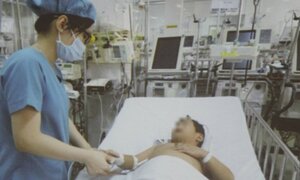 Bé trai nuốt bóng đèn suốt 1 năm mới được phát hiện