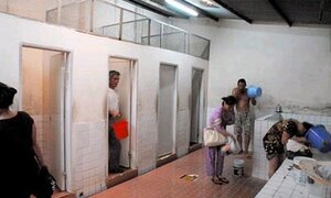 Một người đi khám bệnh, 3-4 người nhà đi cùng, nguy cơ lây bệnh rất cao