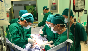 Cứu sống bé gái bị mảnh sành đâm sâu vào cổ