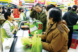 TS Bùi Đức Thụ: 'Tăng thuế VAT ảnh hưởng trực tiếp người nghèo'