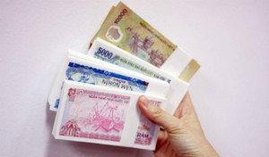 Nhân viên ngân hàng 'thấp thỏm' trước áp lực đổi tiền lẻ mới