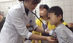 Ăn bò khô nhuộm phẩm màu, bé trai cấp cứu vì tiểu ra máu