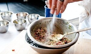 Ăn mặn không kiểm soát, bạn sẽ đối mặt những nguy cơ gây bệnh sau