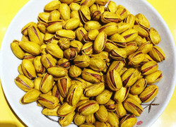 Chi cả tỷ bạc mua 'vàng đỏ' tẩm hạt dẻ cười ăn Tết