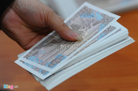 Đổi tiền mới sát Tết: Phí chợ đen tăng, khan mệnh giá nhỏ